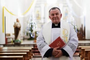 В Беларуси власти продают имущество осужденного за шпионаж священника после его помилования