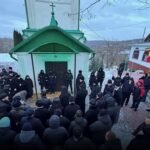 Сторонники Московского патриархата прорвали полицейский кордон и ворвались в церковь в молдовском Деренеу