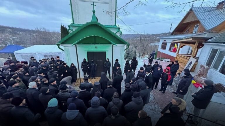 Сторонники Московского патриархата прорвали полицейский кордон и ворвались в церковь в молдовском Деренеу