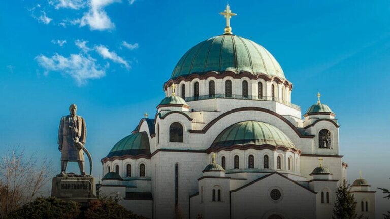 Сербская церковь сначала отлучила от причастия, а потом изгнала из церковной общины богослова и священника