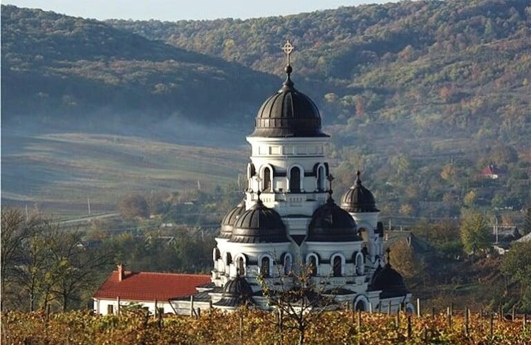 In Moldova, more than 800 churches of the Moscow Patriarchate will be returned to the state