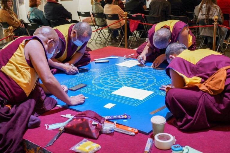 На фестивале в Москве силовики задержали буддистских монахов 