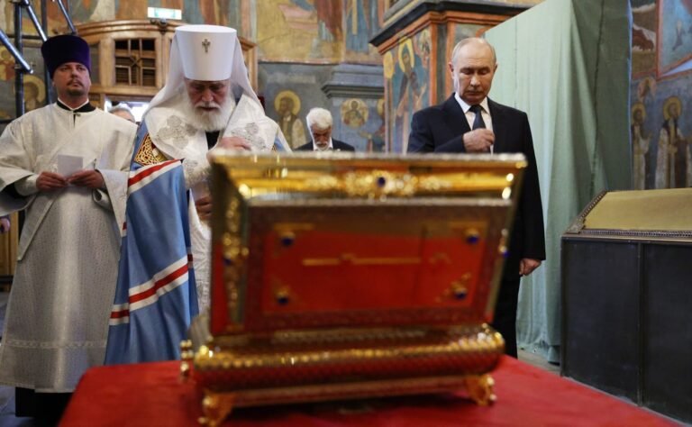 «Святыни должны работать на победу!» В России используют мощи для пропаганды
